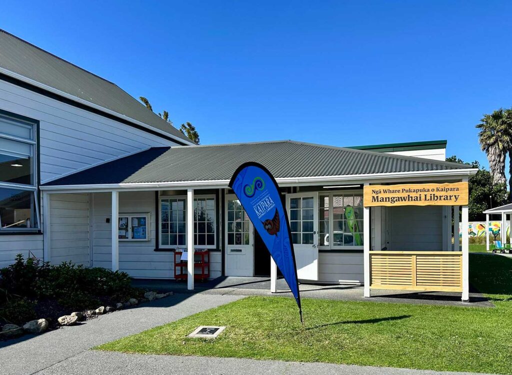 Kaipara District library, Outside Library Flag