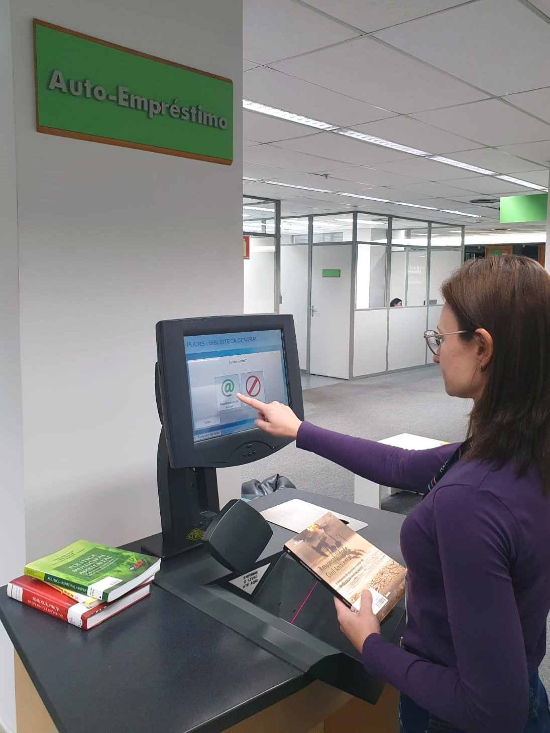 autoemprestimo fernanda selfcheck | RFID em bibliotecas: uma tecnologia que ajuda a ampliar o impacto